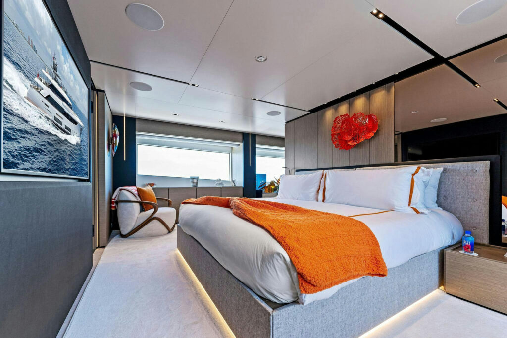 Custom Line Navetta 33