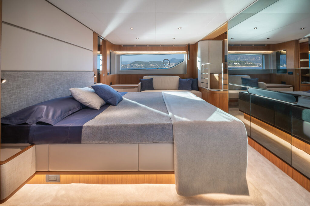 Ferretti Yachts 670